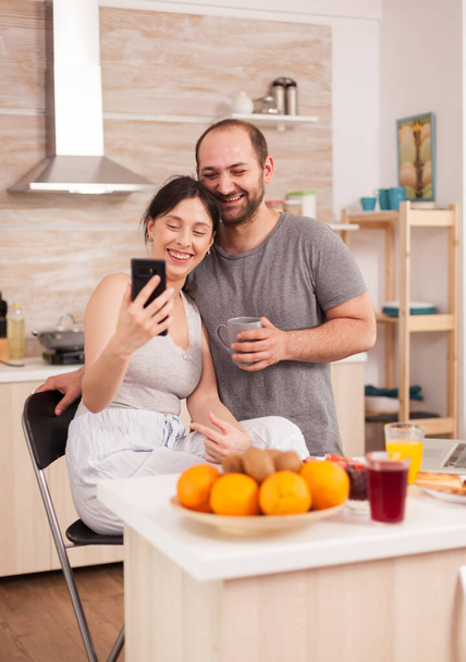 Couple using smartphone for selfies - Фото, изображение