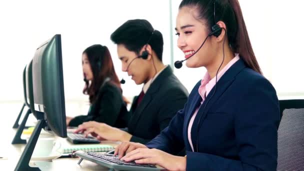 Gente de negocios con auriculares trabajando en la oficina - Metraje, vídeo