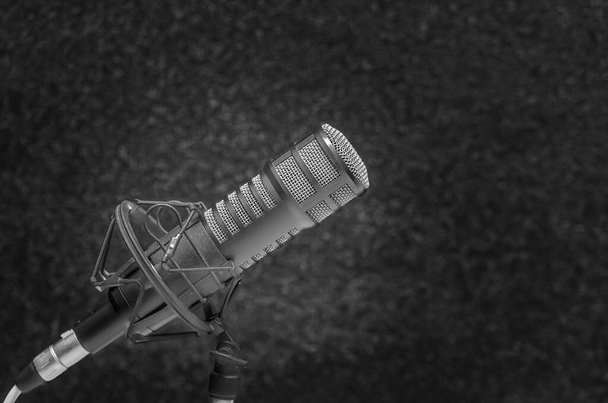 Профессиональный микрофон в студии радиостанции и на воздушной вывеске - Фото, изображение