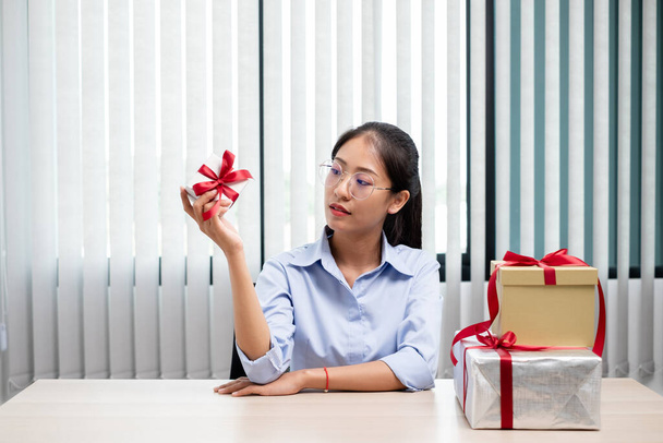 Ázsiai nő kezében egy ajándék doboz Örülök, hogy a meglepetés adója izgalom, öröm és mosoly az ünnepek, karácsony, születésnapok vagy Valentin-napi koncepció. - Fotó, kép
