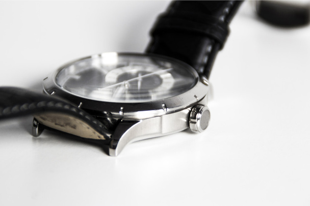 Ekskluzywny zegarek na białym tle - Valokuva, kuva