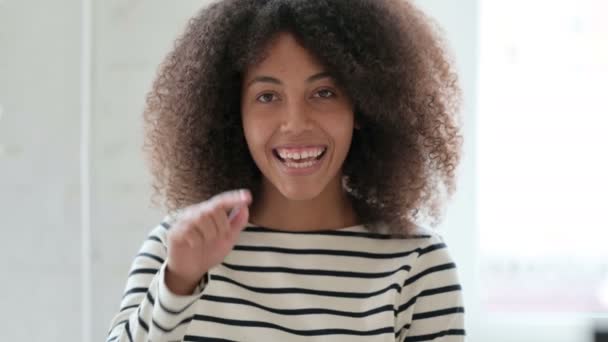 Portrait of Beautiful African Woman with Pointing and Inviting - Imágenes, Vídeo
