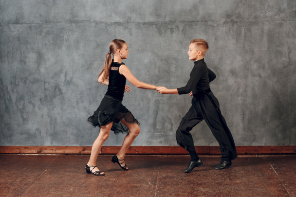 Νεαρό ζευγάρι αγόρι και κορίτσι χορεύουν στην αίθουσα χορού Jive - Φωτογραφία, εικόνα