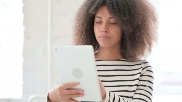 Portret van Afrikaanse vrouw met behulp van digitale tablet - Video