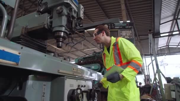 Fabrikarbeiter warnen Mitarbeiter vor Sicherheit und geben ihm die Hand - Filmmaterial, Video