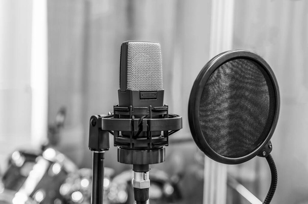 Professionelles Mikrofon im Studio des Radiosenders und auf dem Sendeschild - Foto, Bild