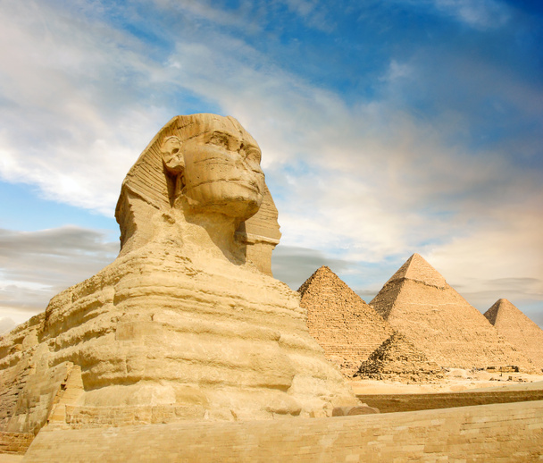 famouse sphinx en de grote piramides onder interessante avond wolken, cairo, Egypte - Foto, afbeelding