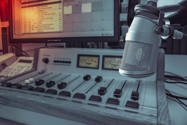 Профессиональный микрофон в студии радиостанции и на воздушной вывеске - Фото, изображение