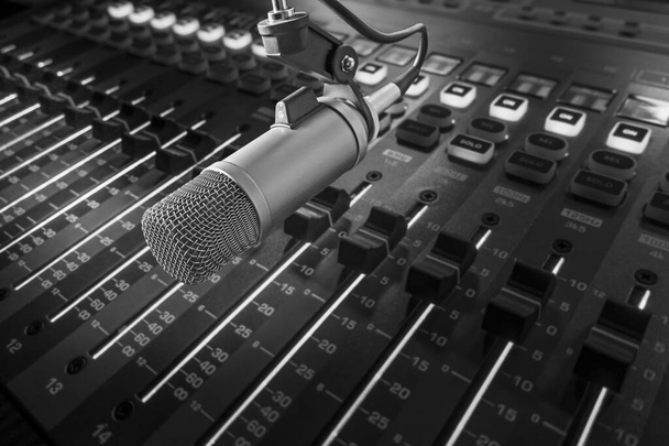 Radyo istasyonunda profesyonel mikrofon ve hava tabelasında - Fotoğraf, Görsel