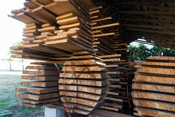 Hromádky řezaných dřevěných desek v truhlářské dílně, tesařské práce - Fotografie, Obrázek