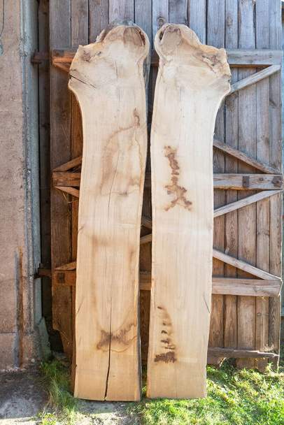Κόψτε ξύλινες σανίδες στο εργαστήριο ξυλουργός, εργασία ξυλουργός - Φωτογραφία, εικόνα
