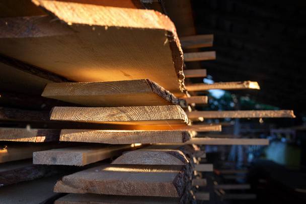 Pila di tavole di legno tagliate presso l'officina falegnameria - Foto, immagini