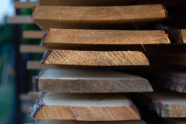 Στοίβα από κομμένες ξύλινες σανίδες στο εργαστήριο ξυλουργών, εργασία ξυλουργού - Φωτογραφία, εικόνα
