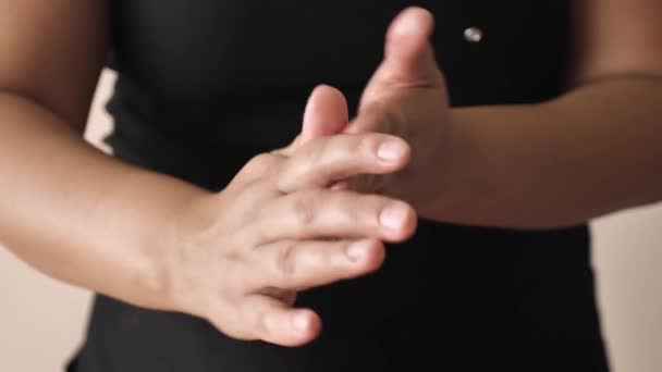 Ręce masażysty z olejkiem do masażu - Materiał filmowy, wideo