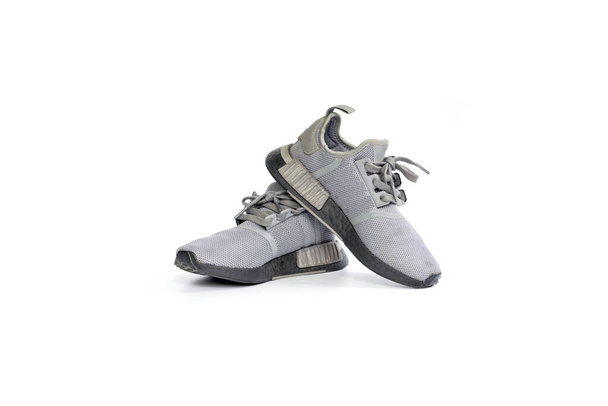 Beyaz arkaplanda izole edilmiş bir çift gri koşu ayakkabısı. - Fotoğraf, Görsel
