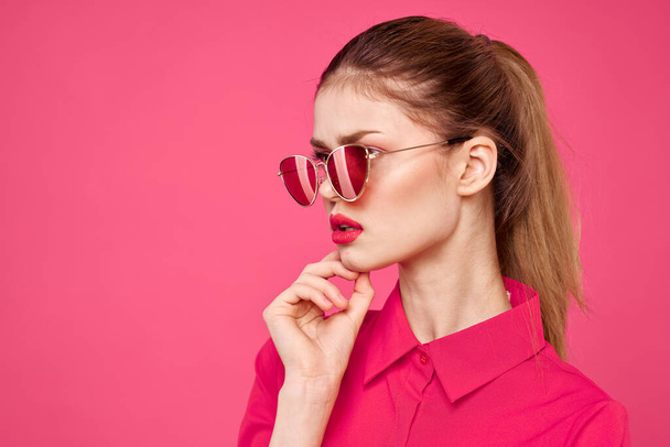 Frau in rosafarbenem Hemd und brauner Brille zurechtgeschnittene Ansicht Modelmodel Emotionen gestikulierende Hände Porträt - Foto, Bild