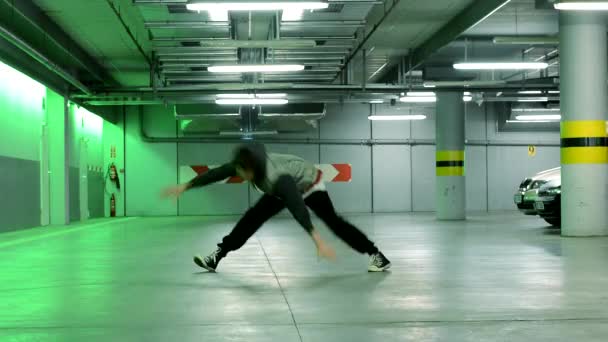 a garázsban breakdancerről - Felvétel, videó