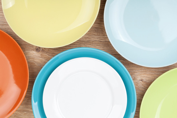 Värikkäät lautaset ja lautaset
 - Valokuva, kuva