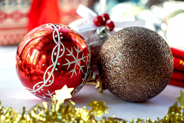Karácsonyi dekorációk: piros és barna karácsonyi bálok. Karácsonyi háttér - Fotó, kép
