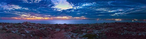 Panoraamakuva kauniista auringonlaskusta Gozon yllä. - Valokuva, kuva