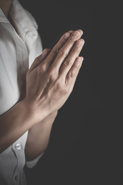  Imádkozó kezek hittel a vallásban és hitben Istenben sötét háttérrel. Mutass tiszteletet. Namaste vagy Namaskar kézmozdulat. - Fotó, kép