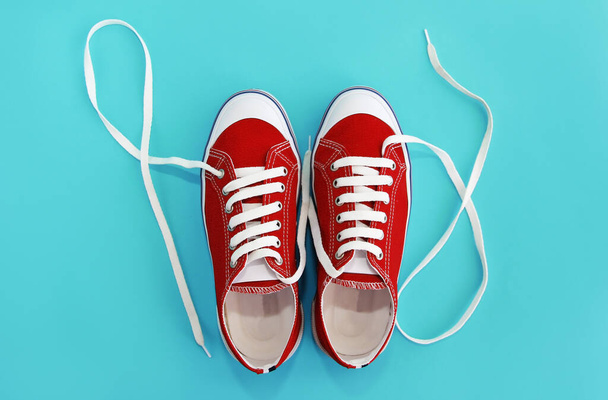 červené sportovní boty tenisky s bílými tkaničkami - Fotografie, Obrázek