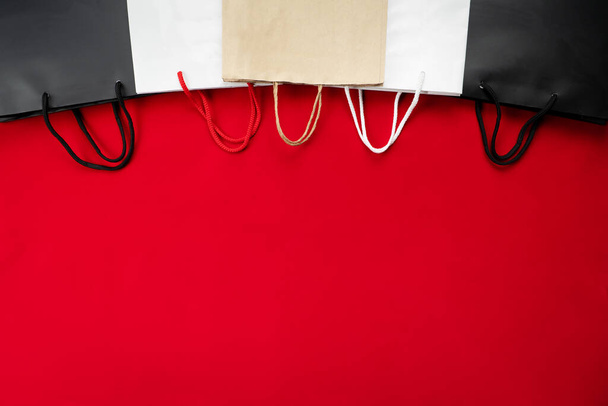 продаж чорної п'ятниці, сумка для покупок на червоному тлі
 - Фото, зображення