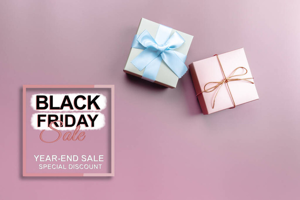 zwarte vrijdag verkoop, geschenkdoos op roze achtergrond voor speciale dag - Foto, afbeelding