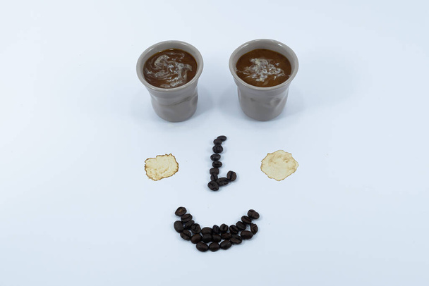 Zurique, Suíça - 12 de junho de 2020: Rosto sorridente feito de xícaras de café e grãos - Foto, Imagem