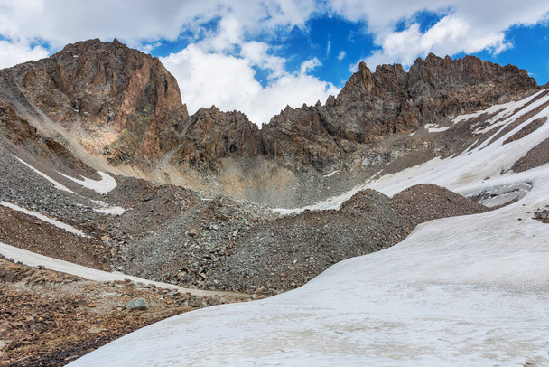 Hegyi táj kilátás Kirgizisztánban. Sziklák, hó és kövek a hegyi völgyben. Hegyi panoráma. Kirgiz Alatoo hegység, Tian-Shan, Ala-archa, Kirgizisztán. - Fotó, kép