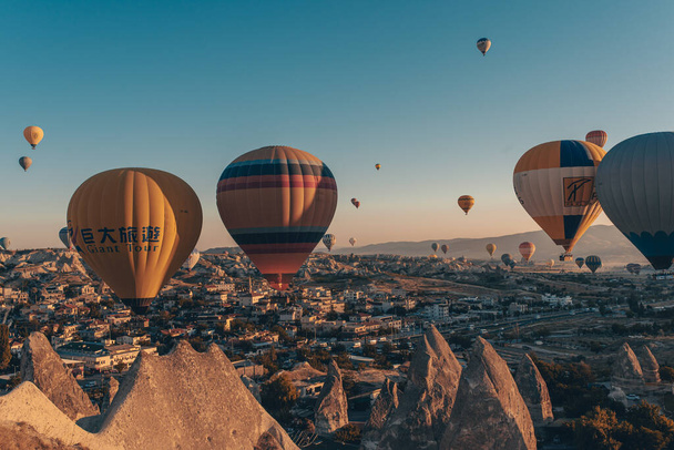 Kapadokya / Türkiye - 14 Eylül 2020: Kapadokya, Türkiye 'de güneş doğarken sıcak hava balonları ve kaya manzarası - Fotoğraf, Görsel