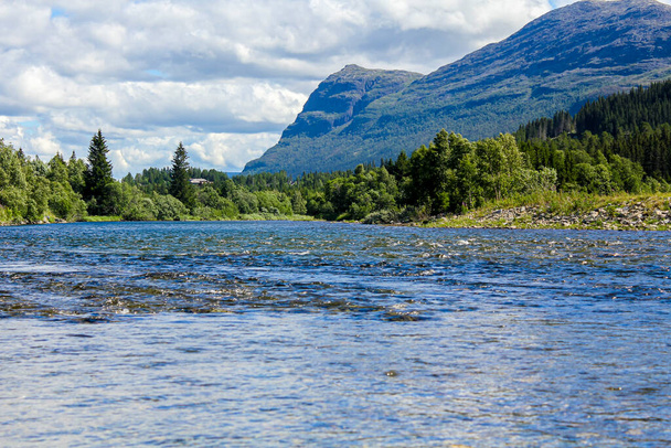 Flowing beautiful river lake Hemsila with mountain panorama in Hemsedal, Viken, Buskerud, Norway. - Foto, immagini