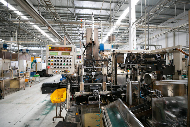 Μέρη μηχανών με πνευματικό εξοπλισμό και υδραυλικό σύστημα, ηλεκτρικό μέρος και μια μηχανική συσκευή για την κατασκευή στο βιομηχανικό εργοστάσιο - Φωτογραφία, εικόνα