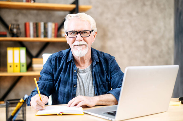 Older man using laptop for studying, working - Foto, Imagen
