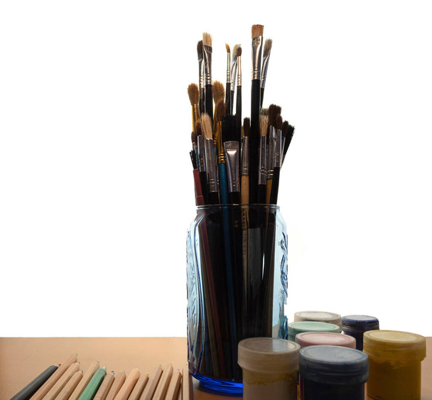 ブラシ付きの鉛筆。塗装用ブラシの保管。ワークショップにおける労働者の雰囲気 - 写真・画像