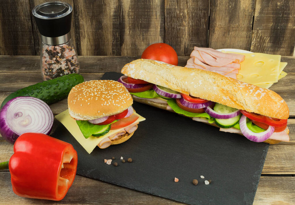 ゴマチーズとハムをバン.ベーコンとチーズのサンドイッチ。自家製サンドイッチ - 写真・画像