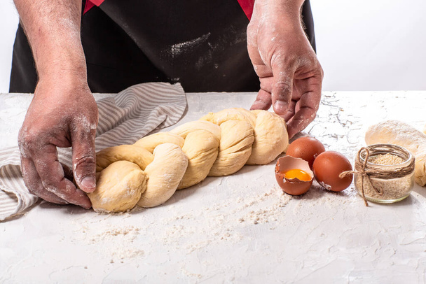 Koncepcja szabatu lub szabatu. piekarz robi tradycyjny chała żydowski chleb Tradycyjny żydowski szabat rytuał. - Zdjęcie, obraz