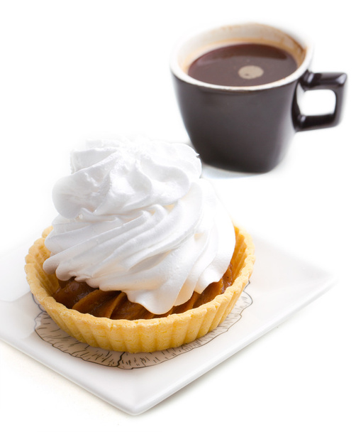 Pastel con crema batida y café
 - Foto, imagen