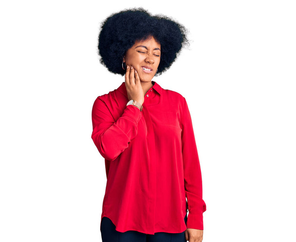 Mladá africká americká dívka nosí příležitostné oblečení dotýkající se úst rukou s bolestivým výrazem, protože ji bolí zub nebo zubní nemoc na zubech. zubař  - Fotografie, Obrázek