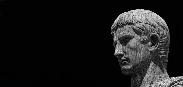 Καίσαρ Αύγουστος, πρώτος αυτοκράτορας της Αρχαίας Ρώμης και πατέρας του έθνους. Παλιό χάλκινο άγαλμα κατά μήκος του Imperial Forum Road (ασπρόμαυρο με χώρο αντιγραφής) - Φωτογραφία, εικόνα