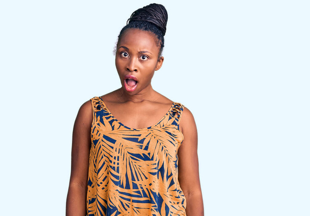 Mladá afro-americká žena v neformálním oblečení v šokovaném obličeji, skeptická a sarkastická, překvapená otevřenými ústy  - Fotografie, Obrázek