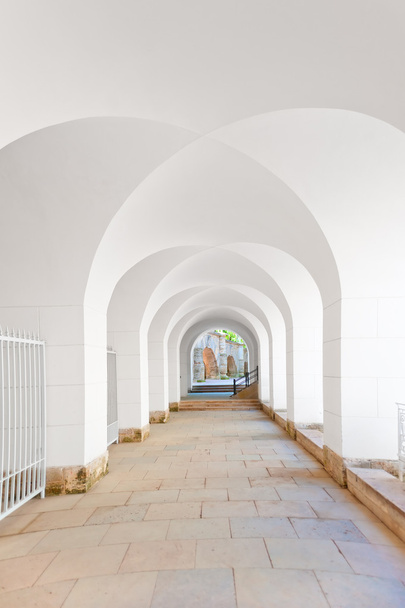коридор с потолком в виде арки в белом
 - Фото, изображение