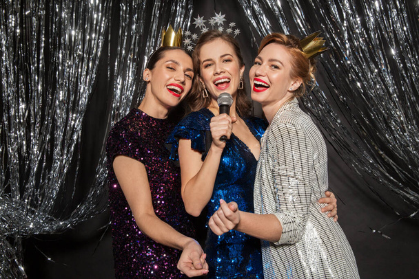 women with microphone singing at christmas party - Φωτογραφία, εικόνα
