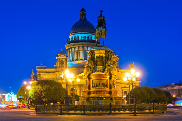διάσημο καθεδρικό ναό του Αγίου Ισαάκ, στην Αγία Πετρούπολη νυκτερινή σκόπευση - Φωτογραφία, εικόνα