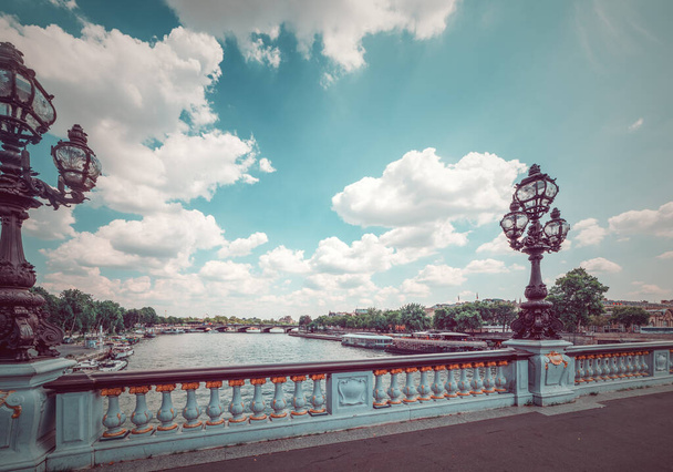 Bílé mraky přes most Alexander III přes řeku Seinu v Paříži, Francie - Fotografie, Obrázek
