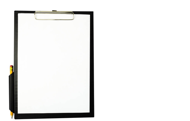 Tableta de carpetas para papel sobre un fondo aislado. Tableta de carpetas para papel con lápiz para texto - Foto, Imagen