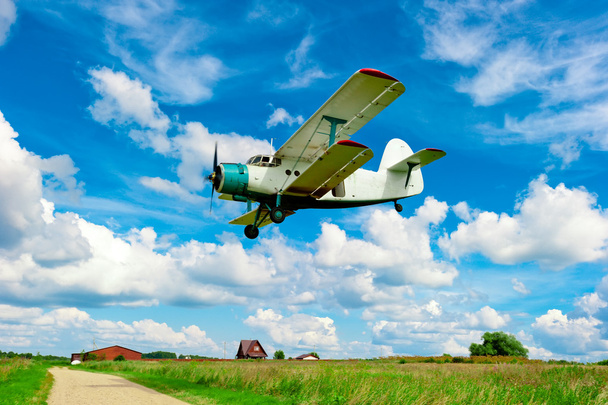 сельскохозяйственные самолеты, летящие низко над полем
 - Фото, изображение