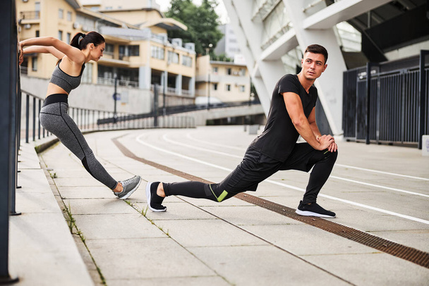 Pareja joven pasando tiempo juntos haciendo ejercicio al aire libre - Foto, Imagen