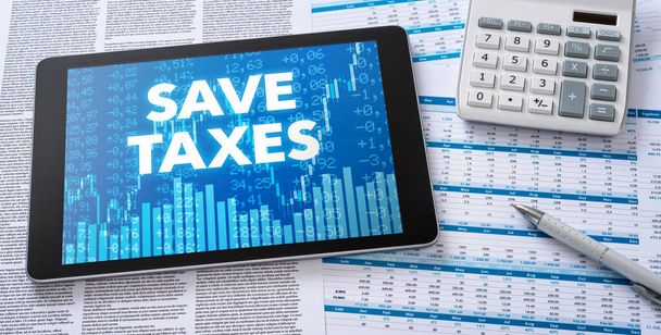 Une tablette avec des documents financiers - Économisez les taxes - Photo, image