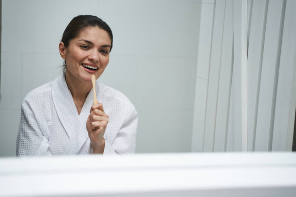 Donna sorridente durante la procedura di pulizia dei denti - Foto, immagini